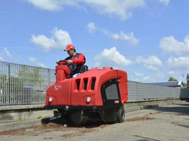 Pulizia dei piazzali esterni con spazzatrici industriali