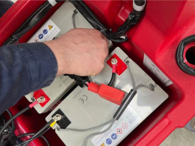 Pulitore 4 Vie Per Terminali Batteria Auto – Acciaio Resistente, Rimuove Corrosione E Migliora Il Contatto
