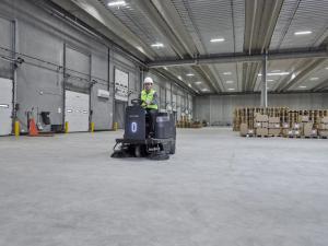 Spazzatrice Nilfisk SW3000 al litio uomo a bordo, pista 1.350 mm