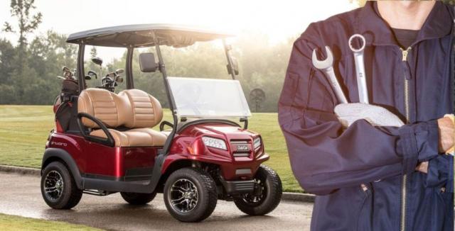 Tecnico Ecologydrive al lavoro su una golf car