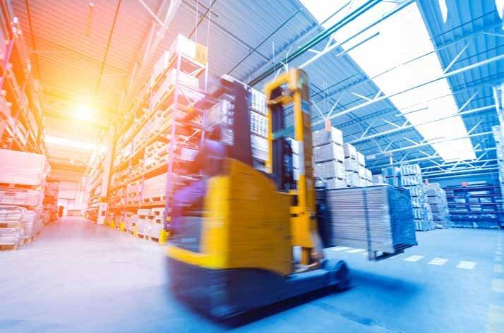 Carrello elevatore in movimento in un magazzino logistico