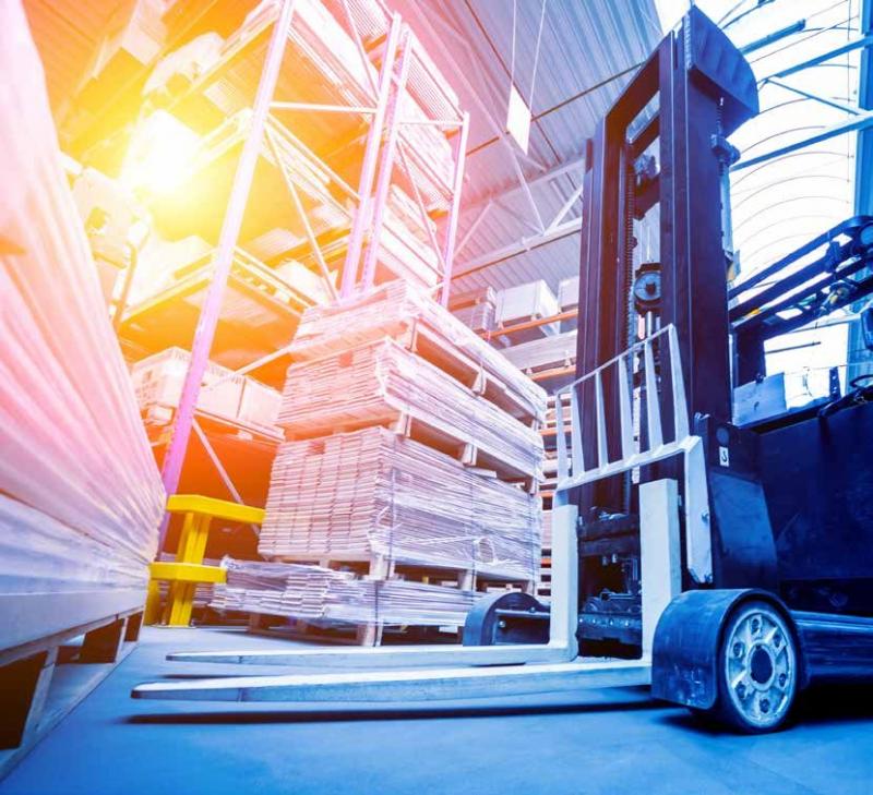 Carrello elevatore tra gli scaffali di un magazzino