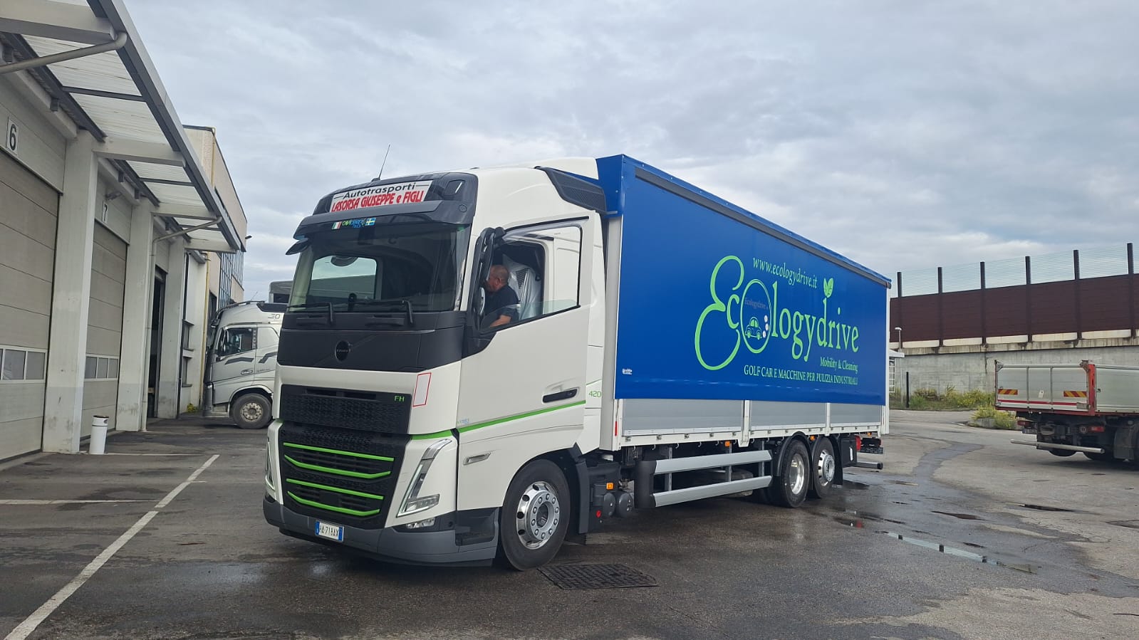 Camion telonato Ecologydrive per la consegna di golf car e macchine per la pulizia