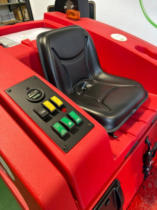 Posto di guida della spazzatrice RCM Supra con sedile e pannello comandi